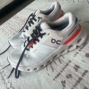 Women’s on clouds size 8.5 nova form